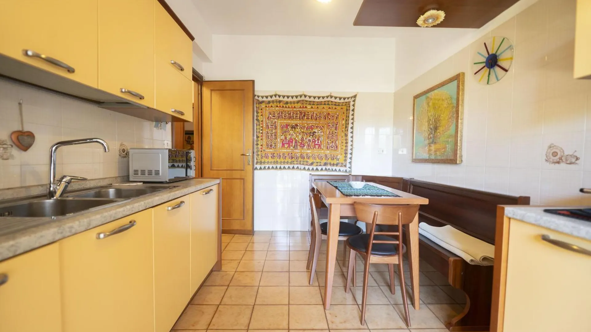 Luminous 2Br Family Apartment In Residential Area Rome Italy
